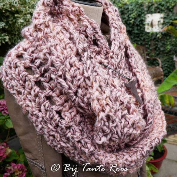 Patroon Criss Cross Rose Cowl